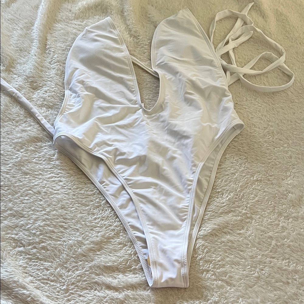 Elegant White One-Piece Swimsuit - Picture 3 of 5